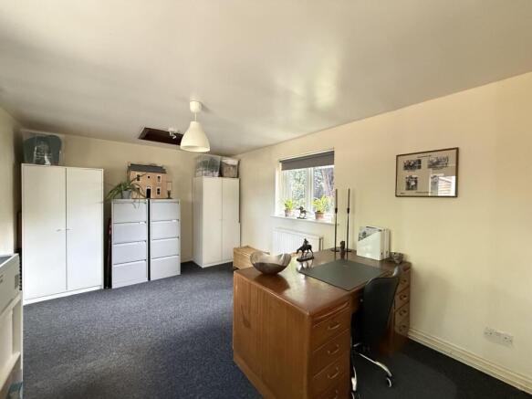 6 bed Detached for sale Image 10
