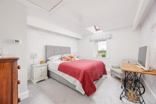 4 bed House for sale Image 10