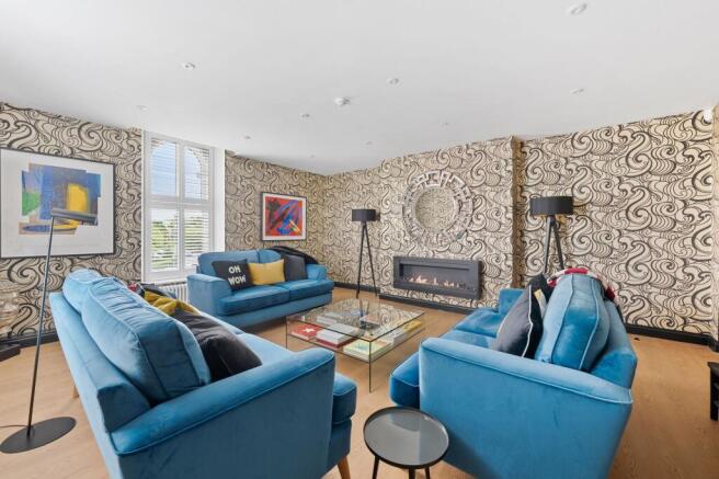3 bed Flat for sale Image 4