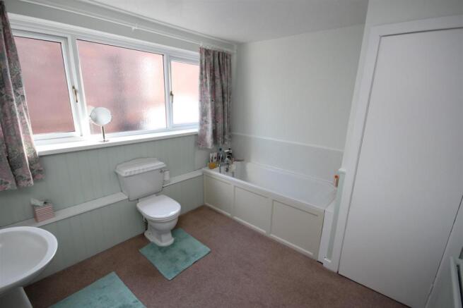 ATTRACTIVE MAIN BATH