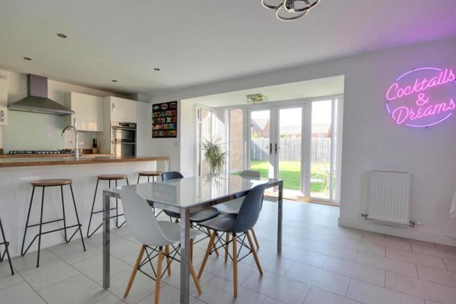 5 bed Detached for sale Image 4