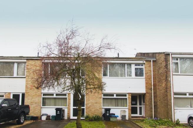 Charming terraced house with large windows...