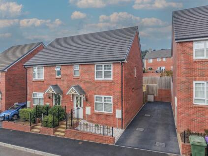 Heol Lowri, Cwmbran, Pontrhydyrun