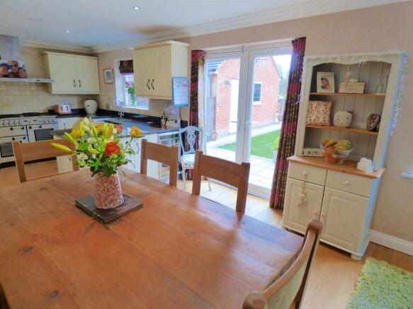 Kitchen / Diner alt