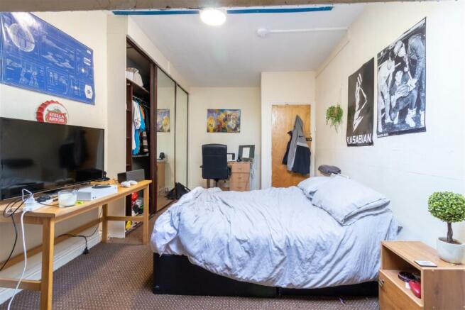 8 bed House to rent Image 8