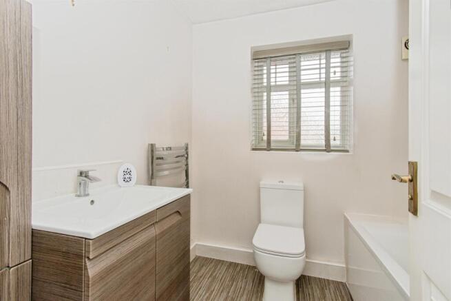 4 bed Detached for sale Image 7
