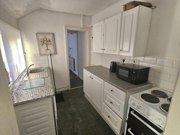 2 bed Terraced to rent Image 6