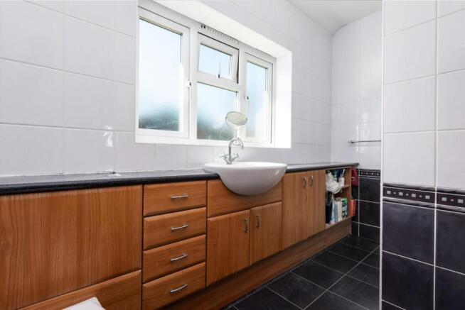 54 Elmstone Road bedroom1 ensuite.jpg