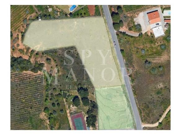 Aerial satellite map view outlining the borders of a 10,756 sqm plot for sale in Algarve. Premium villa building land near Praia da Marinha and Carvoeiro.