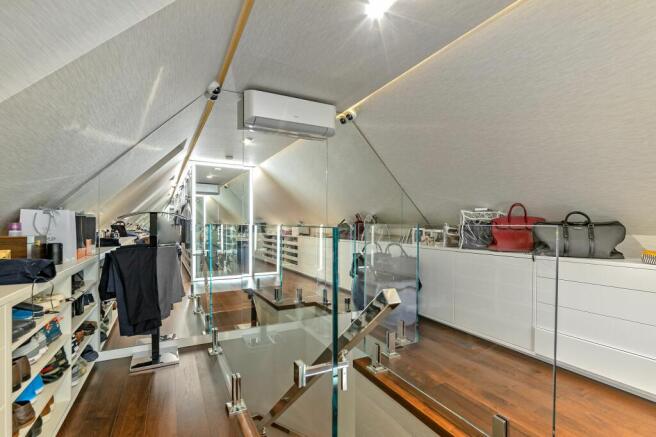Dressing Room to Bedroom 1