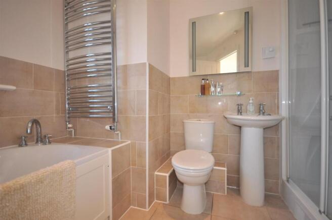 EN-SUITE BATHROOM