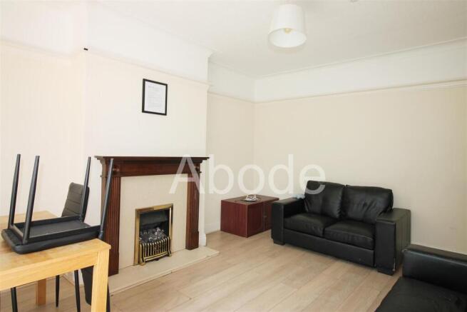 5 bed House to rent Image 4