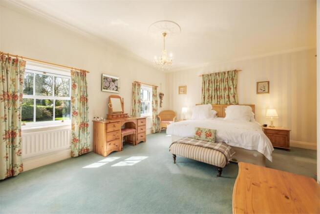 5 bed Semi-Detached for sale Image 8