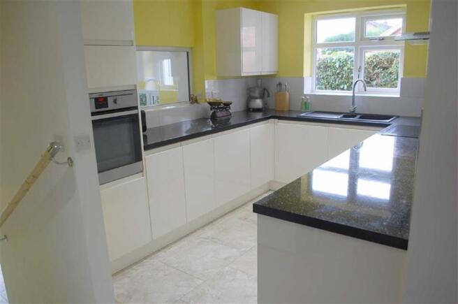 FITTED KITCHEN