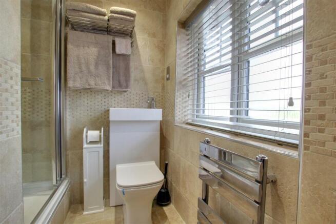 EN-SUITE SHOWER ROOM