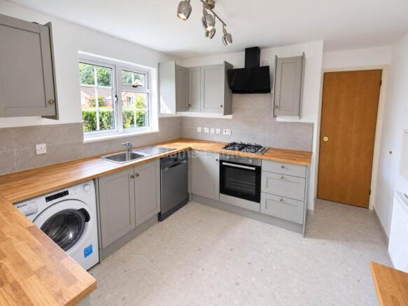 Simons Close, Tilehurst photo 4