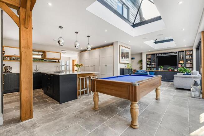 KITCHEN / FAMILY ROOM