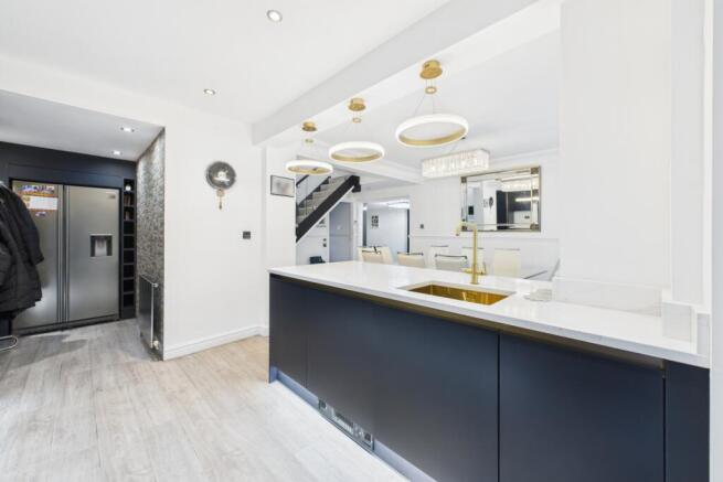 5 bed Detached for sale Image 7