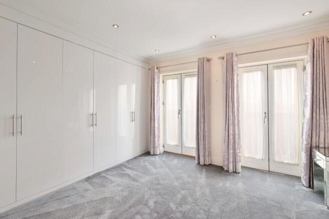 4 bed House to rent Image 9