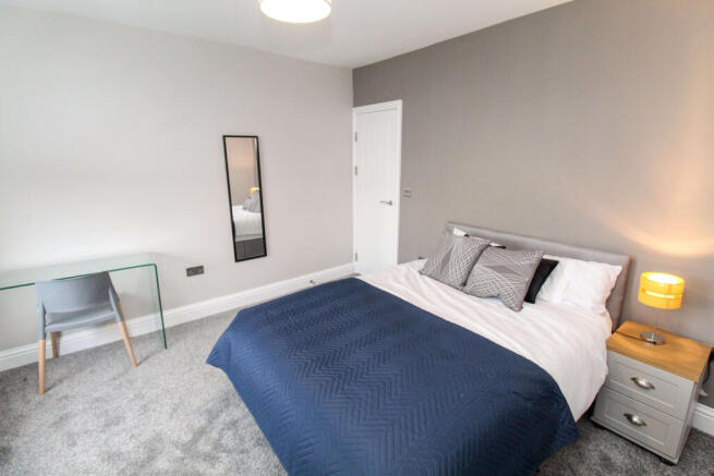 4 bed House to rent Image 6
