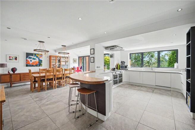5 bed Detached for sale Image 4
