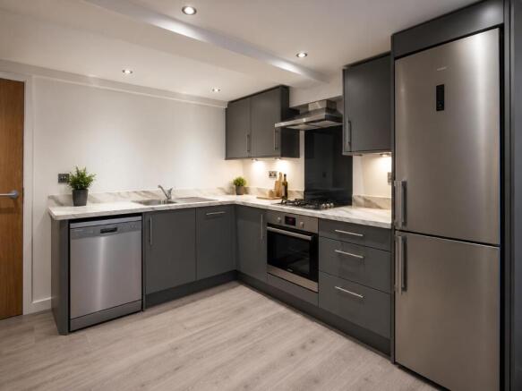 2 bed flat to rent Camberley Avenue, London SW20