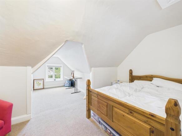 4 bed House for sale Image 9