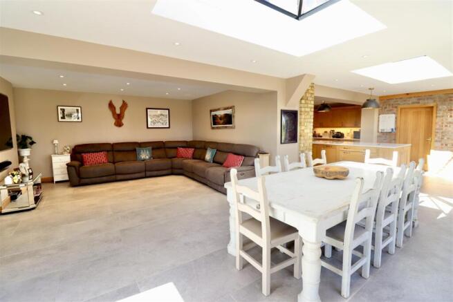 6 bed Detached for sale Image 8