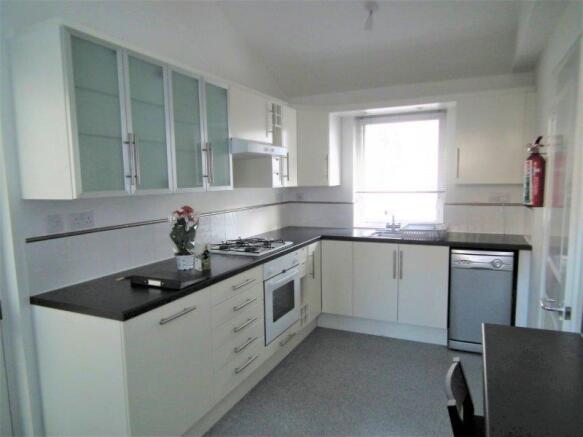 Kitchen (003).jpg