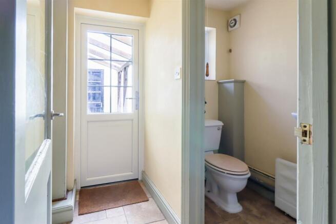 REAR LOBBY AND WC