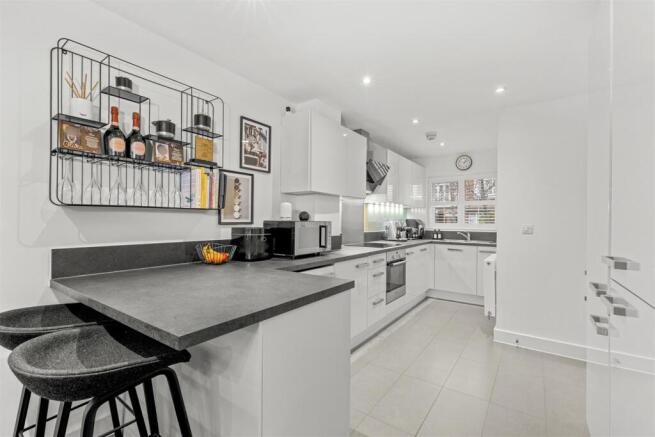 97 Chequers Ave, HP11 1GP-7.jpg