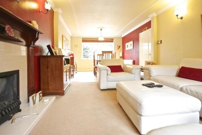 LOUNGE / DINING AREA