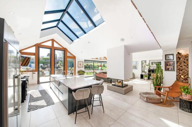5 bed Detached for sale Image 8