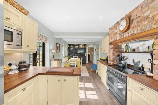 4 bed Detached for sale Image 5