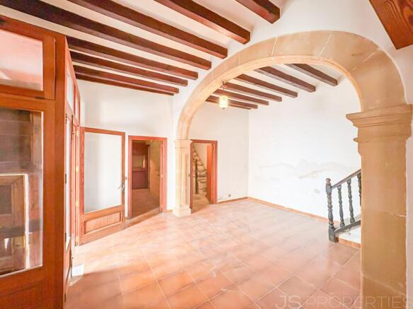 Property with great traditional charm in Pollensa, perfect for renovation and transformation into an elegant manor house with its own unique character.