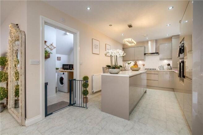 4 bed Detached for sale Image 9