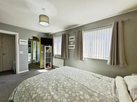 5 bed Detached for sale Image 11