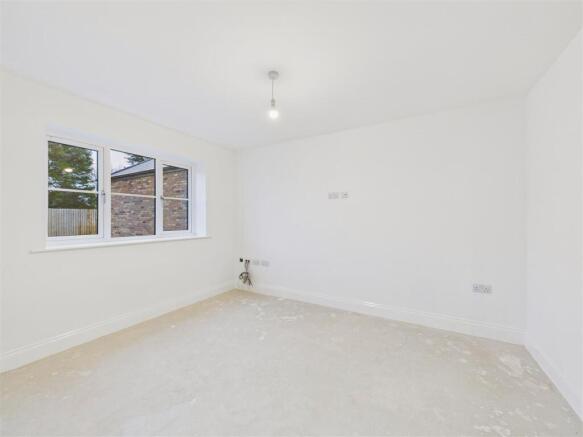 5 bed Detached for sale Image 5