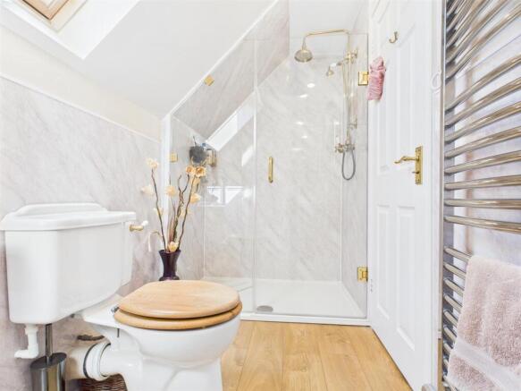 EN-SUITE SHOWER ROOM