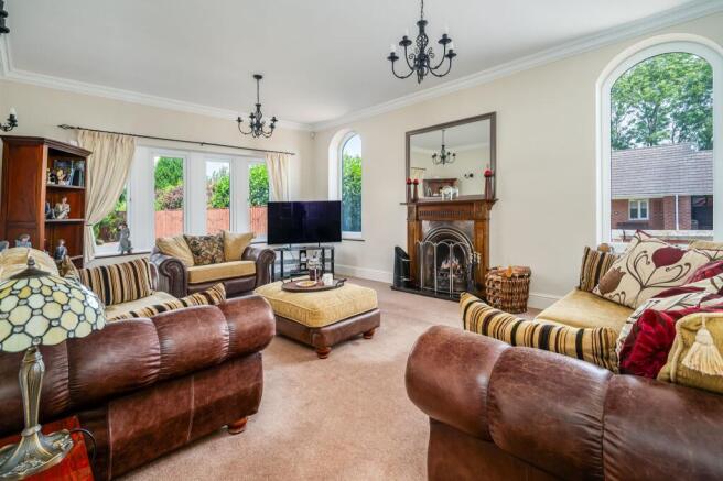 5 bed Detached for sale Image 8