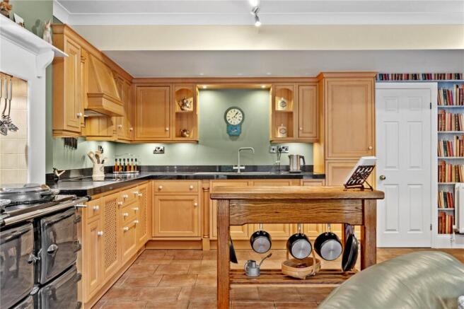 5 bed Detached for sale Image 4