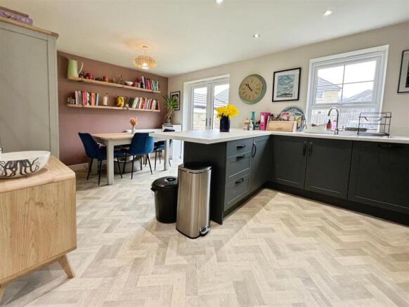 4 bed Detached for sale Image 8