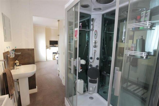 EN-SUITE SHOWER ROOM