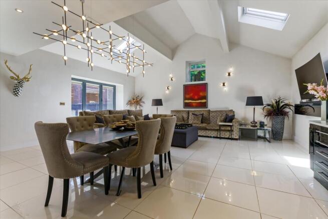 5 bed Detached for sale Image 5