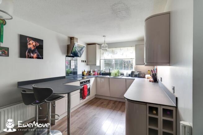 Kitchen and Breakfast Bar