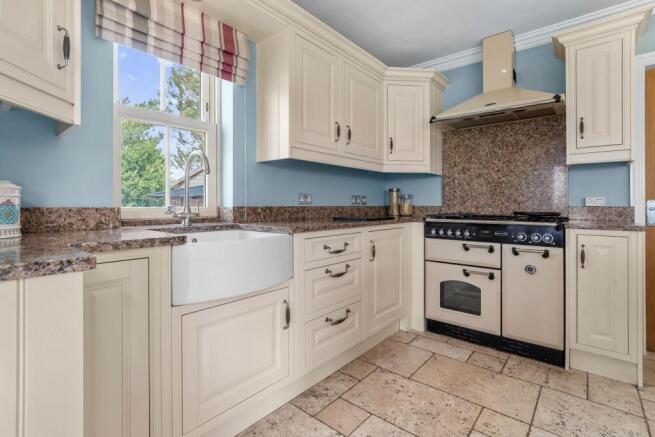 5 bed Detached for sale Image 8