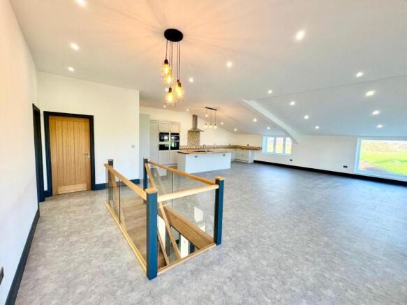 5 bed Semi-Detached to rent Image 9