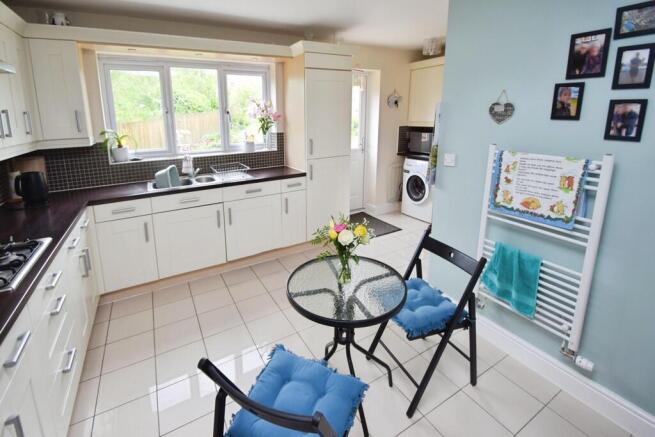 5 bed Detached for sale Image 5