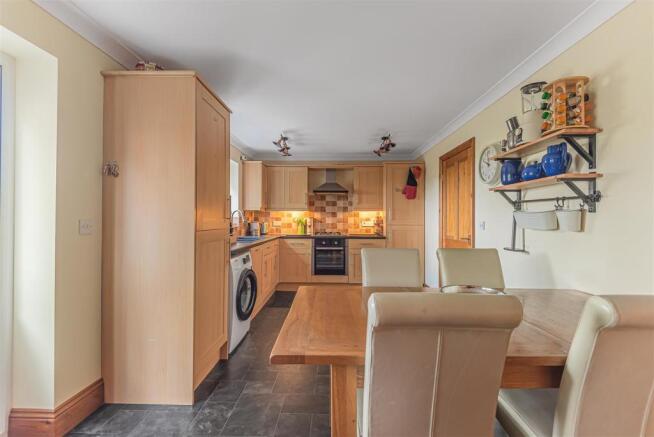 KITCHEN/DINING ROOM