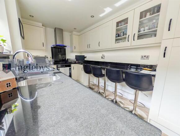 5 bed House for sale Image 12